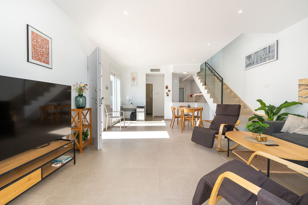 Villa semi nueva con solarium y piscina-02405