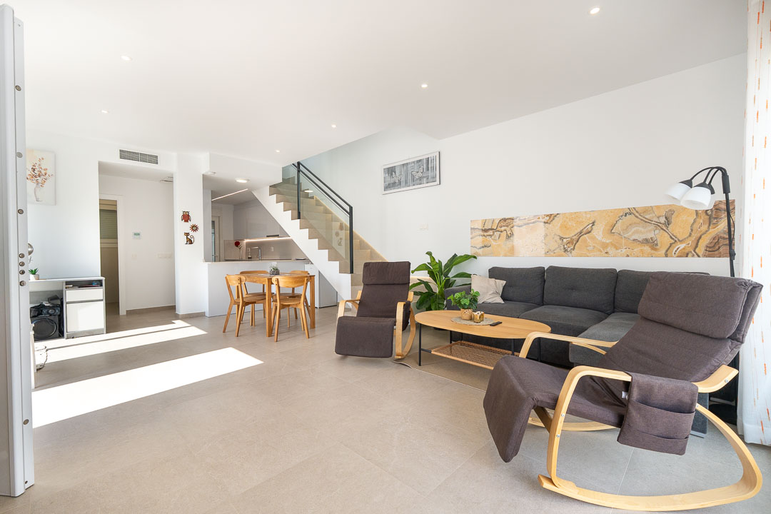 Villa semi nueva con solarium y piscina-02406