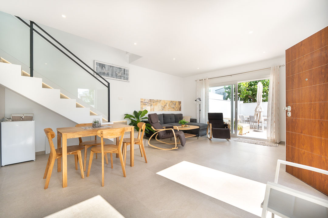 Villa semi nueva con solarium y piscina-02407