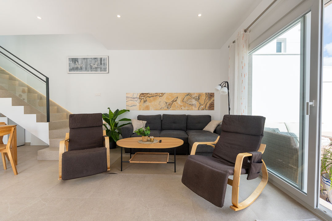 Villa semi nueva con solarium y piscina-02409