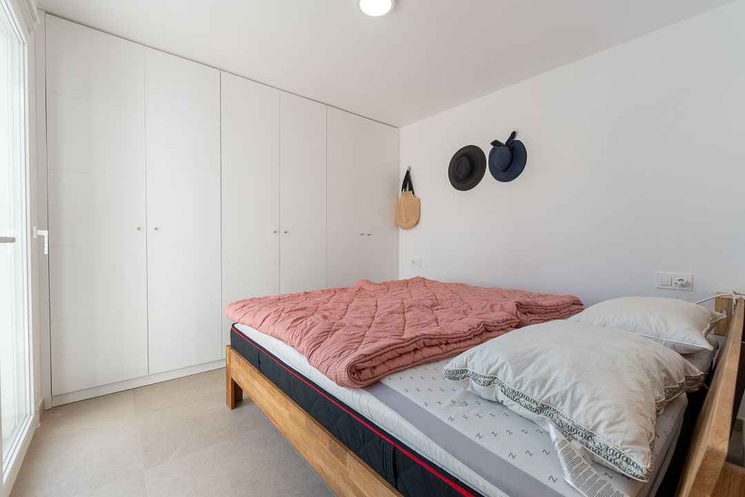 Villa semi nueva con solarium y piscina-02418