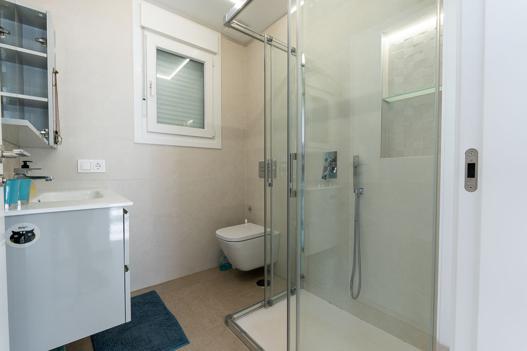 Villa semi nueva con solarium y piscina-02420