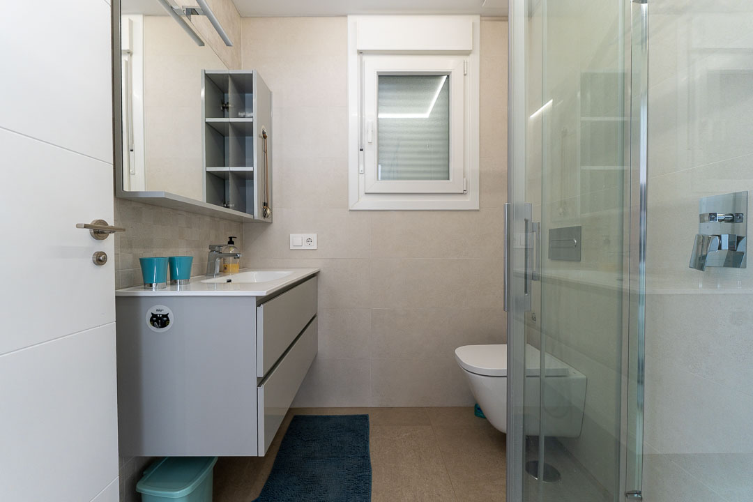 Villa semi nueva con solarium y piscina-02421