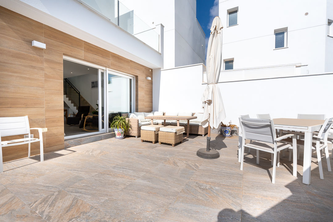 Villa semi nueva con solarium y piscina-02422