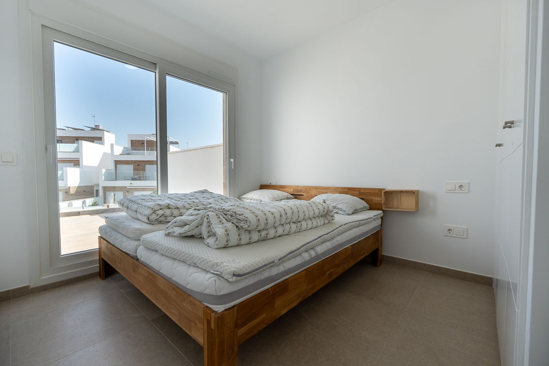 Villa semi nueva con solarium y piscina-02433