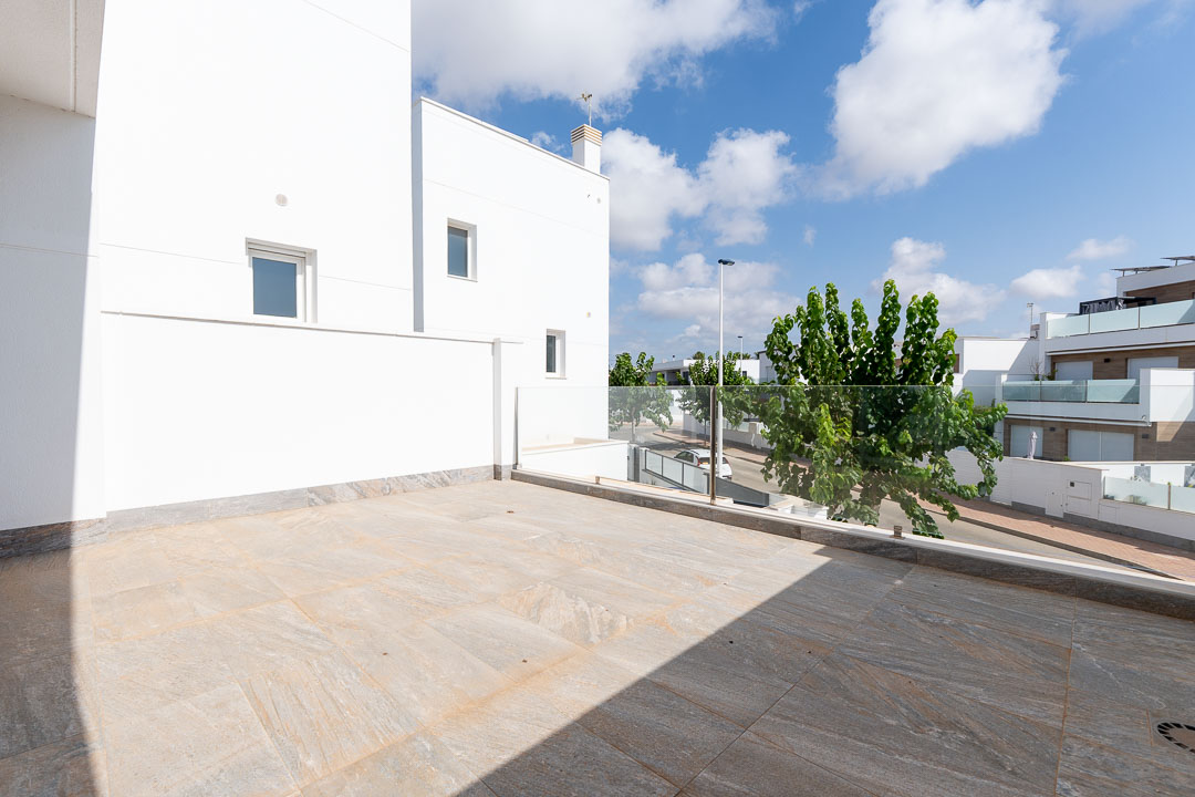 Villa semi nueva con solarium y piscina-02436