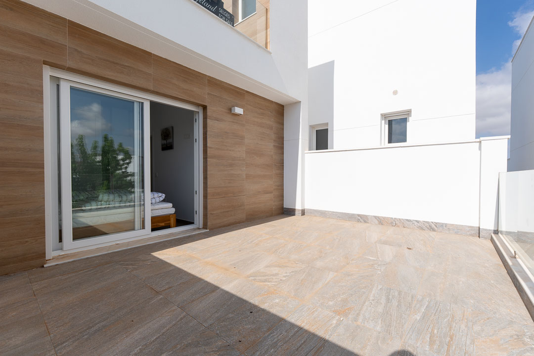Villa semi nueva con solarium y piscina-02437