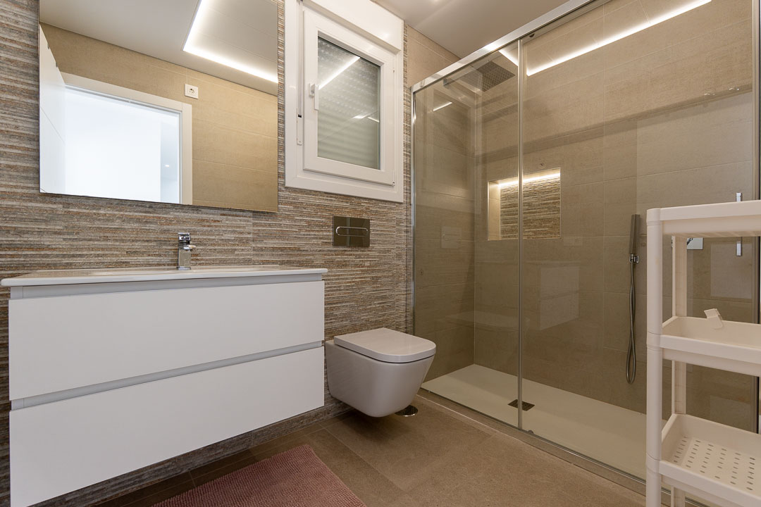 Villa semi nueva con solarium y piscina-02443