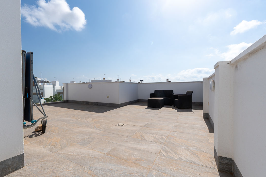 Villa semi nueva con solarium y piscina-02445