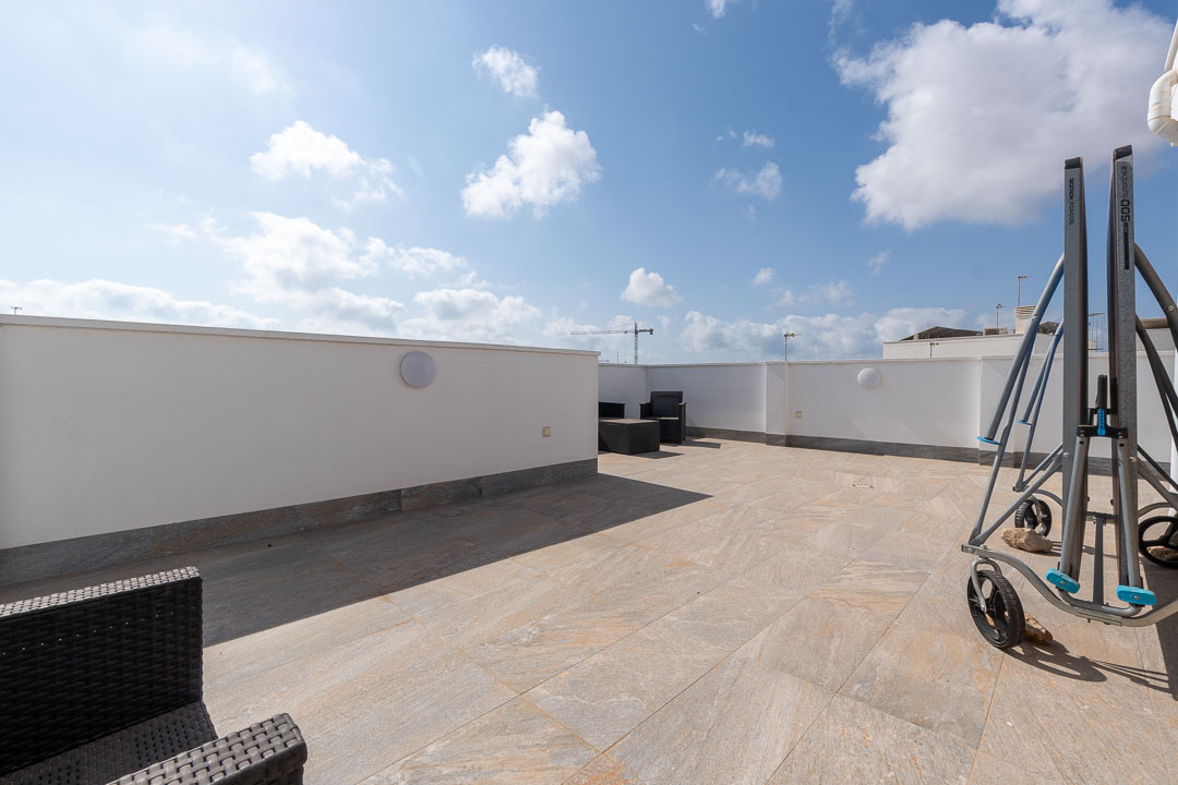 Villa semi nueva con solarium y piscina-02447