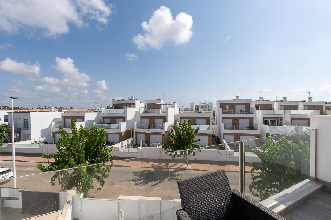 Villa semi nueva con solarium y piscina-02448