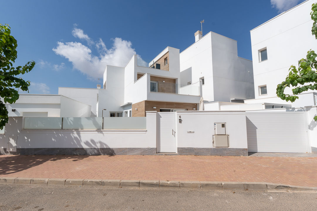 Villa semi nueva con solarium y piscina-02456